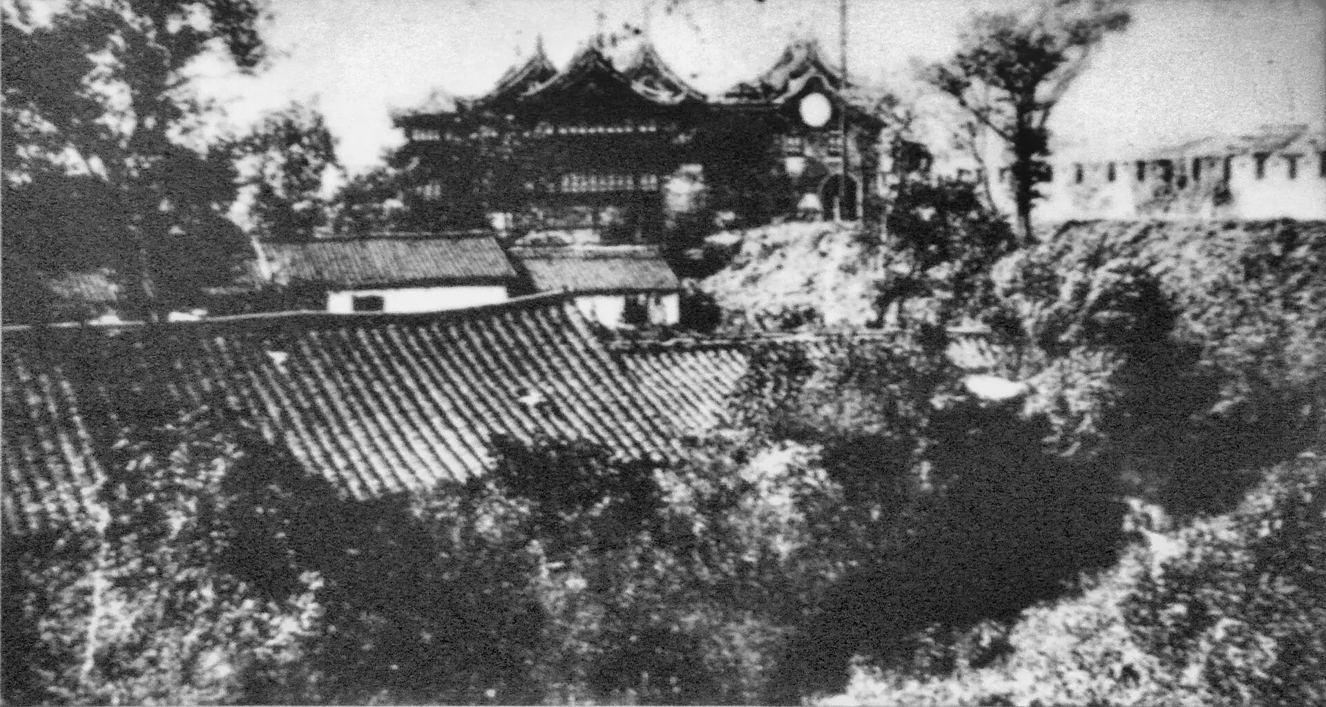 An 1880s photograph of the Dajing Pavilion and the Shanghai old city wall.