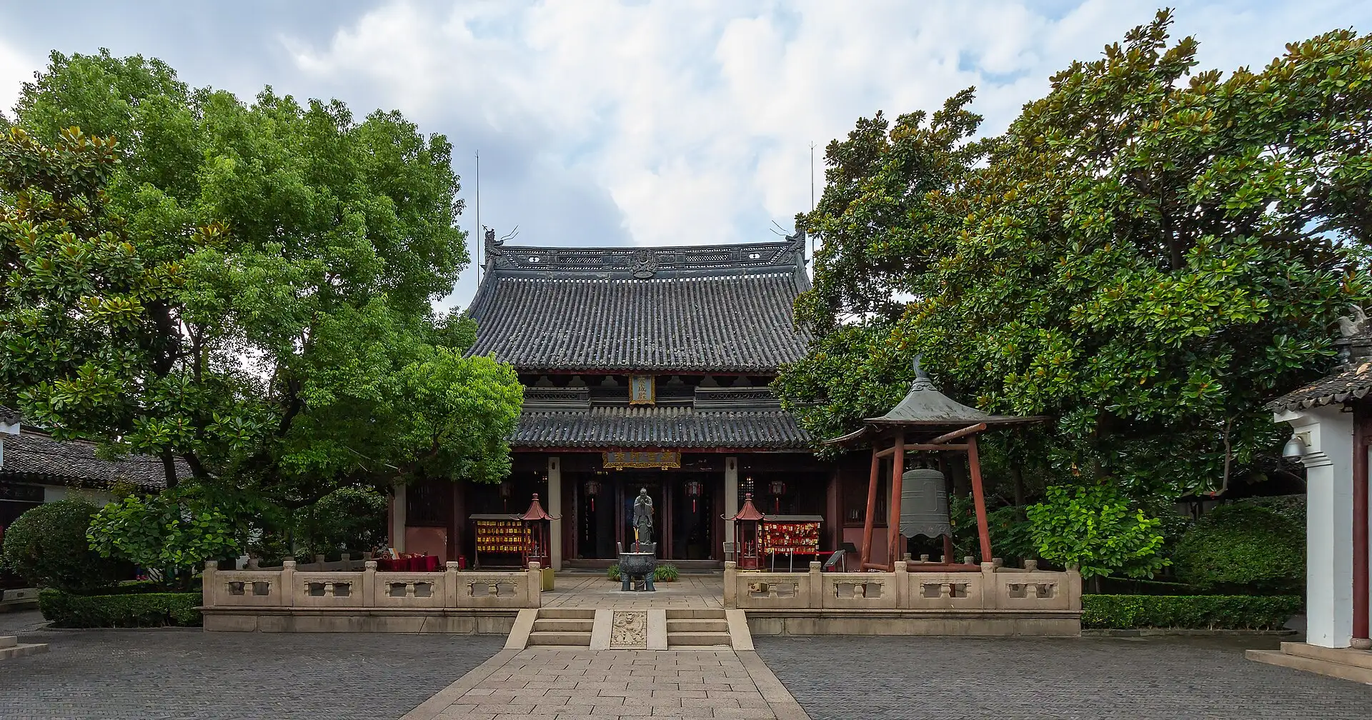 A view of the Confucian Temple (Wen Miao) in Shanghai's Old City, in daylight.