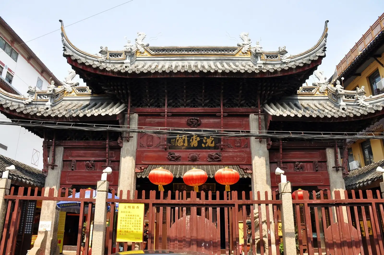 The red entrance facade of Chenxiang Pavilion, with grey tiled roofs and hanging lanterns.