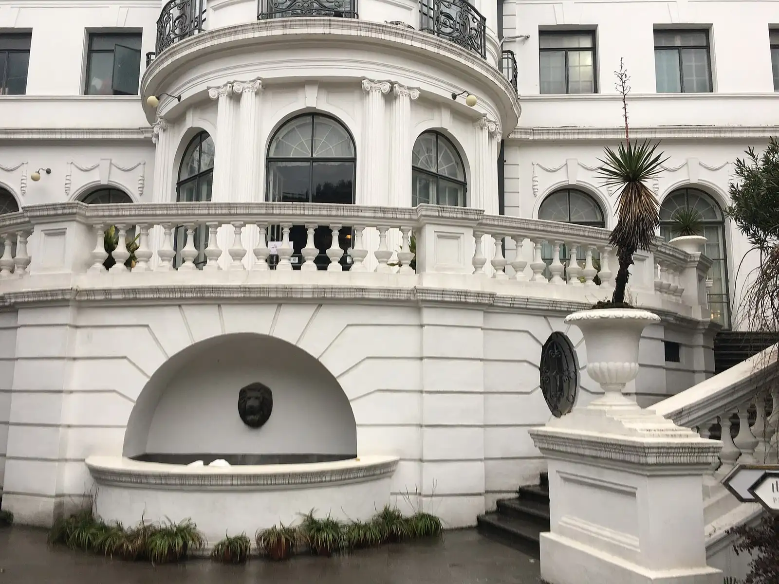 A curved white balcony and stone stairs at the Shanghai Museum of Arts and Crafts.
